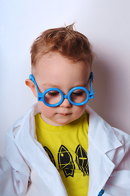 포토 JPG 해외이미지 교육 남자 행복 감정 안경 어린이 컬러 과학 놀이 한명 소년 파란색 약 귀여움 의사 흰색 표현 실험실 생명공학 약국 모험가 과학자 분석 생물학 발견 걸음마 고립 화학자 해외202309 해외포토 직업 1 잡화 컨셉 의학 모션 실험 사람 의료진 학자 파일형식