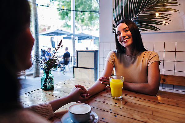 포토 JPG 해외이미지 백인 라이프스타일 커플 여자 행복 여유 커피 2 데이트 함께함 실내 대화 사랑 미소 사람 앉기 성인 두명 가로 상점 식당 우정 카페 기쁨 낭만 날짜 결합 유혹 카페테리아 카피스페이스 해외202309 해외포토 서양인 감정 음료 컨셉 관계 모션 표정 말하기 내부 생활 친구 공백 파일형식