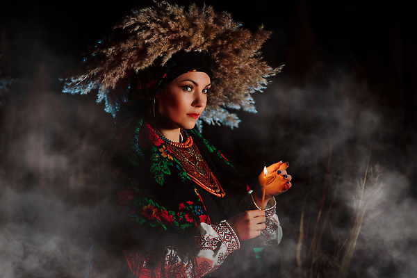 포토 JPG 해외이미지 전통 드레스 옷 여자 문화 한명 안전 인종 여러명 야외 뷰티 유행 평화 할로윈 자유 자신감 보호 야간 심볼 전쟁 마녀 손수건 자수 마법 애국심 독립 양치류 우크라이나 전국 핸드메이드 해외202309 해외포토 자연요소 1 감정 유럽 다수 컨셉 사람 파일형식