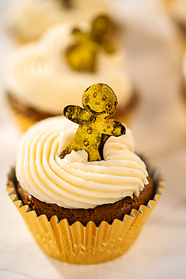 포토 JPG 해외이미지 사람없음 장식 달콤 컵케이크 진저맨 휘핑크림 해외202309 해외포토 케이크 맛 크림 휘핑 진저쿠키 파일형식