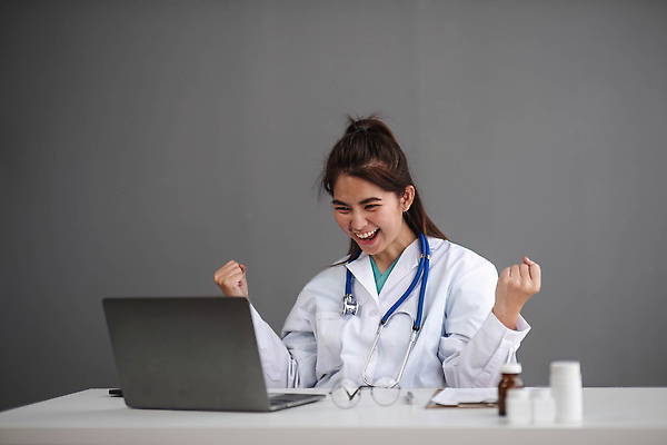 포토 JPG 해외이미지 응시 여자 안경 청진기 한명 앉기 상반신 성인 옆모습 노트북 사무실 손들기 기쁨 진료 의사 약병 책상 처방 서류판 성인여자한명만 해외202309 해외포토 1 시선 잡화 감정 뷰포인트 가구 비즈니스 의학 의료기기 모션 사람 전자제품 약 사무용품 의료진 병_담는 여자한명만 성인여자만 파일형식