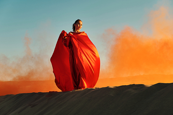 포토 JPG 해외이미지 모델 1 라이프스타일 드레스 여자 모래 자연 하늘 바람 휴식 한명 사람 성인 야외 가로 빨간색 여름 모래사장 햇빛 뷰티 유행 맑음 댄서 사막 자유 춤 화려 우아함 고독 모래언덕 미녀 사하라 여자한명만 카피스페이스 해외202309 해외포토 자연요소 직업 옷 계절 감정 바다 컬러 컨셉 아프리카 날씨 문화예술 생활 태양 공백 언덕 미인 생태계 여자만 파일형식