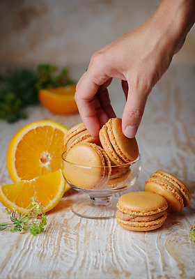 포토 JPG 해외이미지 접시 손 오렌지 신체부위 잡기 달콤 마카롱 나무배경 해외202309 해외포토 식기 백그라운드 과일 모션 디저트 사람 맛 파일형식