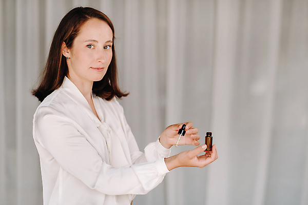 포토 JPG 해외이미지 여자 한명 들기 상반신 성인 화장품 오일 스포이트 아로마테라피 테라피 치료사 성인여자한명만 해외202309 해외포토 직업 1 음식 모션 사람 뷰티 피펫 여자한명만 성인여자만 파일형식