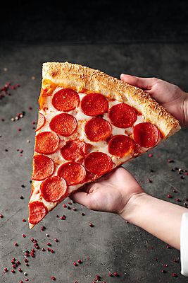 포토 JPG 해외이미지 손 조각 피자 들기 신체부위 잡기 큼 페퍼로니 해외202309 해외포토 모션 패스트푸드 서양음식 사람 소시지 크기 파일형식