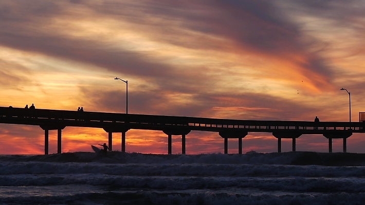 포토 JPG 해외이미지 구름 실루엣 스포츠 파도 바다 포즈 하늘 휴가 사람 사람없음 물 여름 태양 뷰티 걷기 항구 미국 일몰 산책로 서핑 분위기 캘리포니아 태평양 서퍼 산티아고 반복 산타모니카 해외202309 해외포토 자연요소 계절 길 컨셉 북아메리카 교통시설 모션 운동선수 촬영기법 노을 수상스포츠 파일형식
