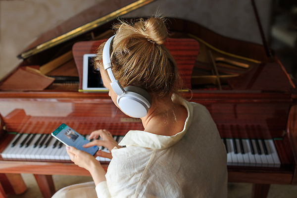 포토 JPG 해외이미지 1 라이프스타일 교육 음악 백그라운드 노래 통신 놀이 수업 열쇠 미술 앉기 취미 사람없음 스마트폰 핸드폰 학습 쪽지 헤드폰 소리 콘서트 공연 음악가 기구 표현 키보드 피아노 클래식 작가 집중 묘사 예술가 재즈 멜로디 작곡가 해외202309 해외포토 직업 음향기기 컨셉 모션 문화예술 이벤트 생활 전자제품 스마트기기 건반악기 파일형식