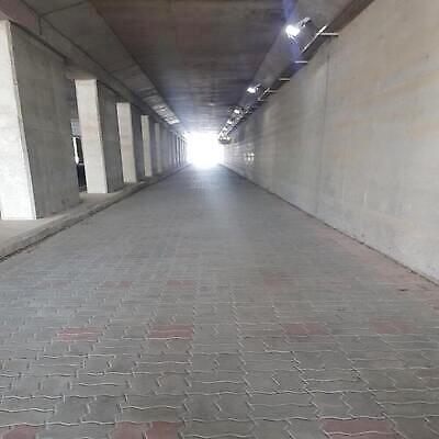 포토 JPG 해외이미지 공공시설 도로 선 건축양식 바닥 사람없음 건물 전철 콘크리트 해외202309 해외포토 건축물 건축 길 육상교통 교통시설 대중교통 시설 파일형식