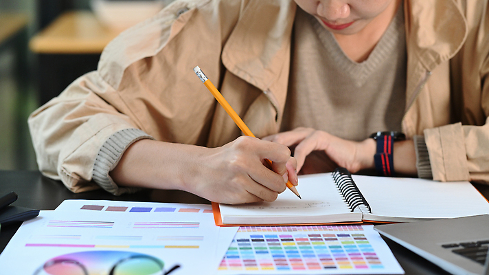 포토 JPG 해외이미지 디자인 여자 한명 상반신 성인 사무실 연필 업무 디자이너 스프링노트 컬러리스트 성인여자한명만 해외202309 해외포토 컬러칩 직업 1 비즈니스 학용품 사람 필기구 공책 작업 여자한명만 성인여자만 파일형식