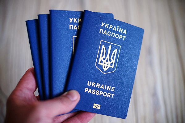 포토 JPG 해외이미지 해외 여행 백그라운드 컨셉 지도 돈 비즈니스 교통시설 자동차 휴가 사람없음 세계 여행객 운전 도움 폭발 충돌 문서 전쟁 여권 신분 커뮤니티 규칙 난민 규정 떠남 러시아인 소셜 우크라이나 지원 침범 이민 자선단체 국경 해외202309 해외포토 서양인 유럽 육상교통 교통 이동 모션 사람 그룹 재산 시설 자선 파일형식