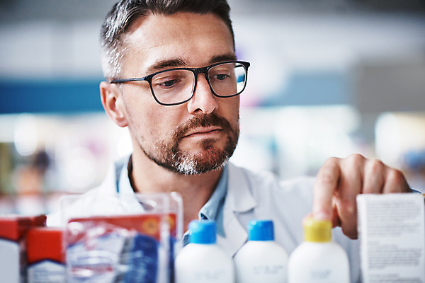 포토 JPG 해외이미지 남자 실내 한명 상반신 성인 앞모습 아웃포커스 약 의료진 선택 약국 약사 성인남자한명만 안경낌 해외202309 해외포토 직업 1 안경 뷰포인트 컨셉 의학 촬영기법 사람 내부 남자한명만 성인남자만 파일형식