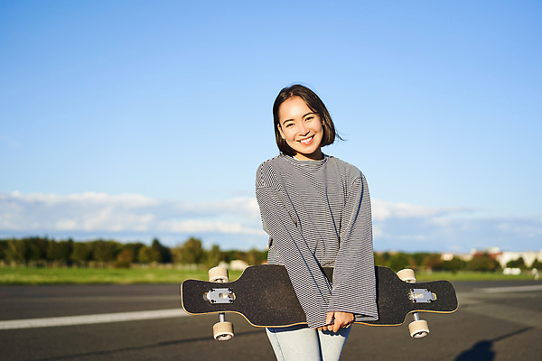 포토 JPG 해외이미지 라이프스타일 공원 여자 아시아 도로 스포츠 포즈 휴식 거리 한국 한명 사람 앉기 동양인 야외 10대 태양 유행 일본 봄 스케이트 도시 스케이트보드 승차 시원함 시작 스케이터 바이크레이서 스타일 힙스터 해외202309 해외포토 자연요소 1 계절 공공시설 패션 나라 길 스포츠용품 컨셉 교통시설 모션 청소년 운동선수 인종 생활 보드_스포츠 파일형식