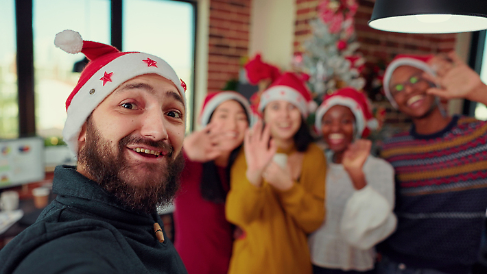 포토 JPG 해외이미지 여자 남자 크리스마스 겨울 산타모자 직장 여러명 상반신 성인 앞모습 옆모습 아웃포커스 사무실 비즈니스맨 비즈니스우먼 셀프카메라 동료 손인사 성인만 해외202309 해외포토 모자_잡화 계절 기념일 뷰포인트 다수 회사 비즈니스 관계 촬영기법 사람 사진촬영 인사 직장인 파일형식