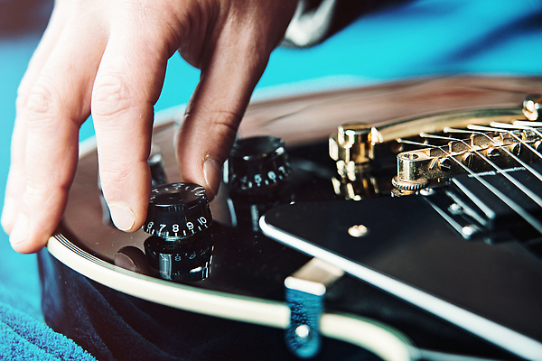 포토 JPG 해외이미지 백인 직업 손 남자 얼굴 줄 음악 노래 전등 주택 실내 창조 사람 사람없음 상점 검은색 헤드폰 소리 연주자 음악가 장비 가수 무대 기타 마이크 서비스 라디오 방송 유지 노래방 혁명 보컬 조율 팝 픽업 해외202309 해외포토 서양인 컬러 음향기기 컨셉 현악기 문화예술 조명 내부 건물 신체부위 전자제품 파일형식