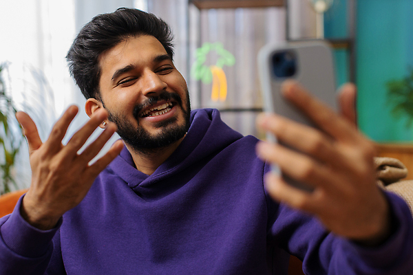 포토 JPG 해외이미지 모델 라이프스타일 남자 포즈 거실 인터넷 통신 아파트 주택 실내 한명 미소 스마트폰 핸드폰 소파 유행 사진촬영 흐름 셀프카메라 인도인 사이버 그림 부름 나눔 온라인 안녕 동영상 블로거 소셜미디어 채팅 힌두교 네트워킹 1인미디어 해외202309 해외포토 외국인 1 종교 컨셉 의자 모션 표정 사람 동양인 내부 건물 생활 전자제품 스마트기기 촬영 인사 네트워크 방송 파일형식