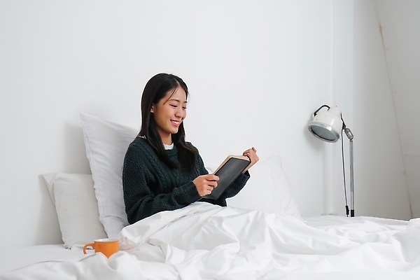 포토 JPG 해외이미지 백인 학생 라이프스타일 여자 교육 행복 음료 백그라운드 창문 아침 휴식 아파트 주택 실내 따뜻함 한명 미소 사람 앉기 성인 취미 내부 책 컵 소파 독서 뷰티 방 편안함 읽기 문학 안락 해외202309 해외포토 주간 서양인 1 식기 감정 컨셉 의자 모션 표정 건물 생활 감각 파일형식