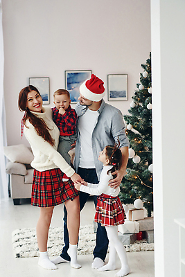 포토 JPG 해외이미지 전신 여자 남자 행복 액자 크리스마스 겨울 거실 산타모자 가족 여러명 성인 옆모습 장식 선물상자 소파 크리스마스트리 카펫 아기 머리띠 해외포토 모자_잡화 계절 기념일 감정 뷰포인트 다수 의자 장신구 관계 선물 사람 상자 파일형식