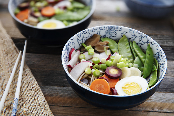 포토 JPG 해외이미지 음식 조각 채소 재료 젓가락 양파 건강 요리 사람없음 초록색 계란 일본 저녁식사 버섯 당근 신선 면 사발 수프 국수 유기농 완두콩 날것 슬라이스 뿌리 파 고립 채식주의자 총각무 일본음식 플랫레이 개조 해외202309 해외포토 웰빙 아시아 컬러 콩 뿌리채소 수저 알 식사 면류 사기그릇 플랫 무 채식 파일형식