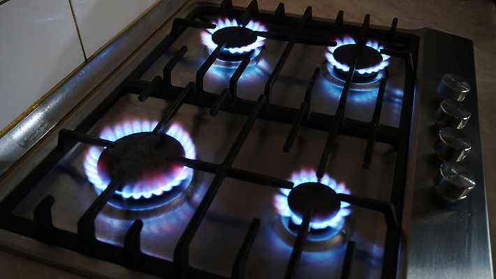 포토 JPG 해외이미지 손 겨울 불 주택 사람없음 경제 빛 주방 어둠 힘 에너지 뜨거움 닫기 오븐 가격 난로 버너 화석 연료 가스 온도 자원 내추럴 광 위기 유럽연합 적자 화상 비용 해외202309 해외포토 자연요소 계절 모션 건물 신체부위 가전제품 상처 난방기 파일형식