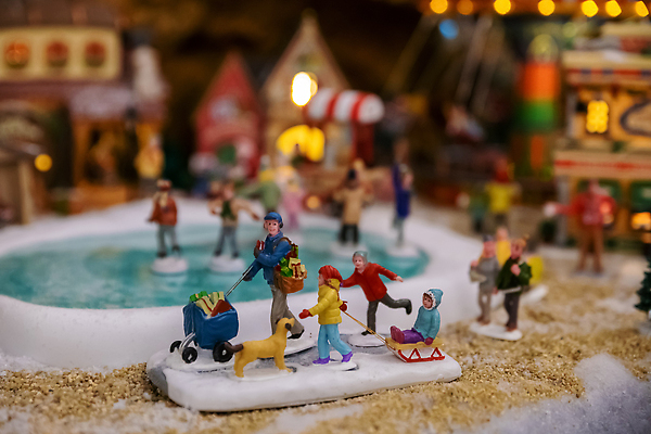 포토 JPG 해외이미지 모델 디자인 유럽 어린이 크리스마스 겨울 휴가 새로움 선물 미술 서기 사람 사람없음 장식 장난감 조각상 숫자 상점 얼음 축제 미니어처 피규어 추위 스케이팅 도시 도자기 시장 아빠 파편 12월 연도 묘사 오브젝트 무역 서리 점토 공평 핸드메이드 해외202309 해외포토 자연요소 문자 계절 기념일 나라 산업 컨셉 가족 모션 문화예술 겨울스포츠 조형물 모형 날짜 파일형식