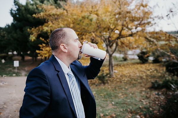 포토 JPG 해외이미지 백인 직업 라이프스타일 공원 남자 행복 커피 음료 벤치 비즈니스 사업가 거리 대화 한명 사람 앉기 인종 정장 야외 컵 금융 컴퓨터 독서 정보 도시 작업 비즈니스맨 자신감 신문 연결 스마트 테이크아웃 경영 프리랜서 스타일 해외202309 해외포토 서양인 1 식기 옷 공공시설 감정 컨셉 의자 모션 말하기 생활 간행물 경제 전자제품 직장인 뉴스 파일형식