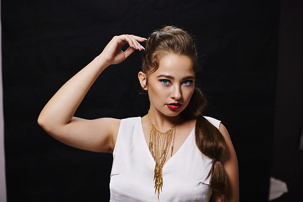 포토 JPG 해외이미지 모델 라이프스타일 옷 여자 행복 백그라운드 한명 사람 동양인 성인 뷰티 유행 우주 흰색 자신감 우아함 시원함 우크라이나 스타일 해외202309 해외포토 1 감정 유럽 컬러 컨셉 인종 생활 파일형식