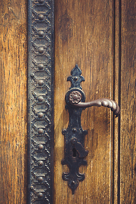 포토 JPG 해외이미지 전통 디자인 백그라운드 건축양식 열쇠 출입구 손잡이 사람없음 내부 목재 장식 갈색 교회 문 금속 수확 골동품 오픈 화려 중세 황금 닫기 철 입장 묘사 오브젝트 시작 질감 잠금 보안 대문 열쇠구멍 문고리 청동 헝가리 놋쇠 옛날 스타일 해외202309 해외포토 나무 건축 컬러 컨셉 농업 재료 종교건축 모션 재질 안전 건물 역사 동유럽 파일형식