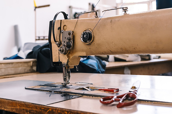 포토 JPG 해외이미지 직업 손 디자인 옷 산업 비즈니스 공장 노동자 직장 취미 사람없음 유행 기계 장비 공구 직물 면 업무 작업실 실 제조 바느질 땀 재단 재단사 방법 핸드메이드 해외202309 해외포토 회사 공업 신체부위 도구 작업 파일형식