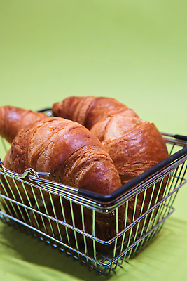 포토 JPG 해외이미지 전통 음식 빵 컬러 백그라운드 탁자 아침 디저트 요리 사람없음 갈색 케이크 식사 빵집 껍질 신선 황금 달콤 맛 아침식사 구매 초승달 굽기 먹기 반죽 프랑스어 페스츄리 핸드메이드 맛있는 해외202309 해외포토 주간 문자 가구 컨셉 모션 쇼핑 상점 달 구이 파일형식