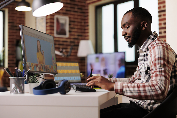 포토 JPG 해외이미지 남자 벽돌 실내 한명 상반신 성인 옆모습 그래픽 노트북 태블릿 모니터 헤드셋 키보드 책상 연필꽂이 그래픽디자이너 성인남자한명만 해외202309 해외포토 1 뷰포인트 음향기기 가구 문구용품 사람 내부 전자제품 스마트기기 컴퓨터 헤드폰 디자이너 남자한명만 성인남자만 파일형식