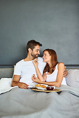 포토 JPG 해외이미지 서양인 커플 여자 남자 음식 신혼부부 실내 앉기 상반신 성인 두명 앞모습 마주보기 침대 부부라이프 성인만 해외포토 외국인 라이프스타일 부부 뷰포인트 가구 관계 모션 사람 내부 신혼 파일형식