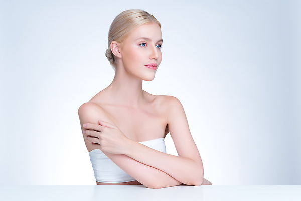 포토 JPG 해외이미지 응시 여자 한명 상반신 성인 옆모습 뷰티 성인여자한명만 해외202309 해외포토 1 시선 뷰포인트 사람 여자한명만 성인여자만 파일형식