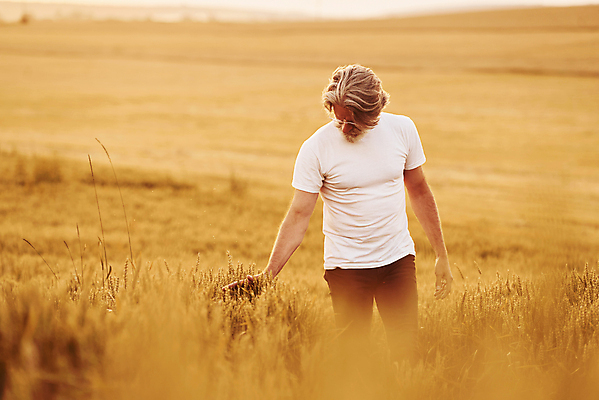 포토 JPG 해외이미지 노년 남자 농업 한명 손짓 상반신 앞모습 농경지 농사 산책 시골 농부 밀밭 노인남자한명만 내려보기 해외202309 해외포토 직업 1 산업 뷰포인트 밭 모션 휴식 사람 성인 농장 밀 남자한명만 노인남자만 파일형식
