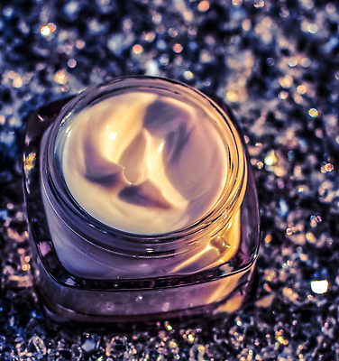 포토 JPG 해외이미지 근접촬영 사람없음 반짝임 고급 피부관리 스킨케어 기초화장품 보라색배경 수분크림 해외202309 해외포토 뷰포인트 백그라운드 컨셉 모션 뷰티 보라색 화장품 파일형식