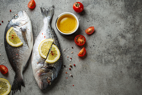 포토 JPG 해외이미지 토마토 검은배경 어류 사람없음 신선 올리브오일 레몬 소금 후추 해외202309 해외포토 백그라운드 채소 과일 검은색 수중동물 기름_음식 향신료 파일형식