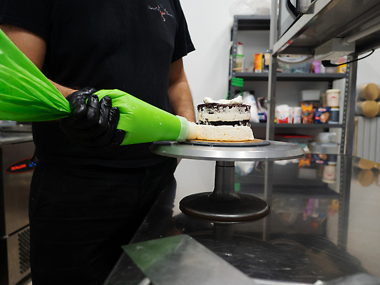 포토 JPG 해외이미지 직업 라이프스타일 손 디자인 여자 음식 장갑 탁자 디저트 주택 요리 사람 사람없음 장식 뷰티 과자 케이크 주방 초콜릿 얼음 요리사 어둠 장비 흰색 맛 설탕 컵케이크 크림 준비 만들기 퍼프 커스터드 페스츄리 프로스팅 버터크림 해외202309 해외포토 자연요소 잡화 빵 컬러 가구 컨셉 모션 건물 생활 신체부위 제빵 파일형식