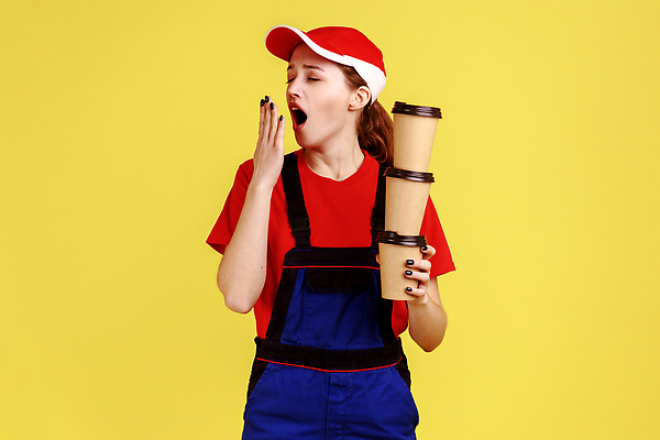 포토 JPG 해외이미지 백인 여자 커피 음료 유니폼 가사 청소년 휴식 노동자 실내 피곤 작업복 한명 사람 에너지 마시기 수리 배달원 컨테이너 서비스 테이크아웃 하품 질서 정비공 에스프레소 주인 유지 부족 건축업자 고립 노란배경 단절 카페인 해외202309 해외포토 서양인 직업 1 옷 건축 산업 백그라운드 컨셉 모션 내부 노란색 예절 기술자 생리현상 파일형식