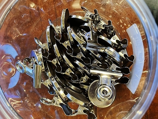 포토 JPG 해외이미지 교육 종이 백그라운드 비즈니스 장신구 문구용품 실내 매달리기 사람없음 빛 사무실 갈색 쌓기 금속 검은색 쪽지 공책 침묵 공백 흰색 메시지 은색 작음 큼 자르기 오브젝트 클립 슛 페이지 불독 바인더 자석 패드 고립 보유 비어있는 해외202309 해외포토 컬러 모션 재질 내부 사무용품 소리 개 크기 파일형식