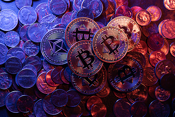 포토 JPG 해외이미지 돈 비즈니스 사람없음 금융 경제 쌓기 달러 금속 디지털 동전 거래 저축 유로 변화 시장 재산 황금 암호 발굴 무역 투자 이익 보물 단상 센트 수입 해외202309 해외포토 산업 컨셉 모션 재질 파일형식