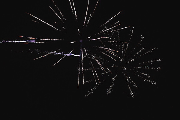 포토 JPG 해외이미지 백그라운드 밤하늘 폭죽 불꽃놀이 이벤트 사람없음 야외 빛 반짝임 축제 어둠 발광 해외202309 해외포토 모션 놀이 하늘 야간 파일형식