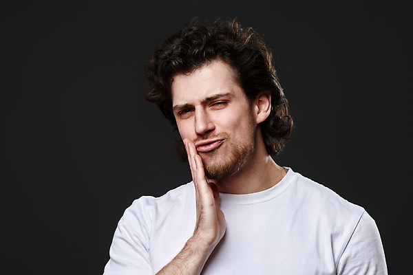 포토 JPG 해외이미지 모델 손 남자 감정 얼굴 백그라운드 건강 치과 한명 사람 성인 약 건강관리 고통 회색 터치 환자 흰색 표현 입 치아 질병 상처 문제 턱 내추럴 고립 돌봄 치통 소름 해외202309 해외포토 1 컬러 의학 모션 병원 관리 신체부위 소화기관 파일형식