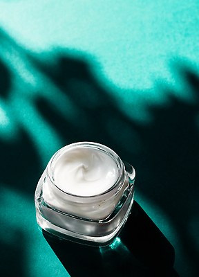 포토 JPG 해외이미지 사람없음 고급 피부관리 스킨케어 기초화장품 수분크림 민트색배경 해외202309 해외포토 백그라운드 컨셉 뷰티 화장품 민트색 파일형식