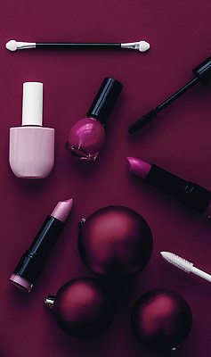 포토 JPG 해외이미지 사람없음 하이앵글 화장품 자주색 오브젝트 매니큐어 오너먼트 해외202309 해외포토 뷰포인트 컬러 크리스마스장식 뷰티 파일형식