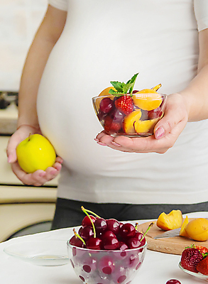 포토 JPG 해외이미지 그릇 여자 행복 딸기 도마 건강 관리 한명 성인 주방 임산부 임신 체리 살구 성인여자한명만 해외202309 해외포토 1 식기 감정 과일 주방용품 사람 여자한명만 성인여자만 파일형식