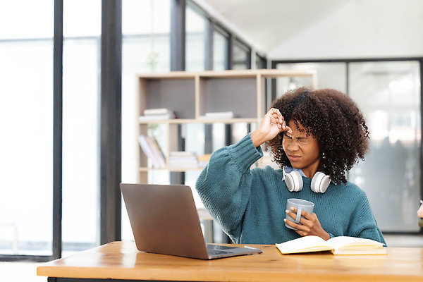 포토 JPG 해외이미지 학생 여자 교육 행복 음악 이어폰 인터넷 비즈니스 교실 학교 탁자 수업 휴식 아파트 고등학교 한명 사람 앉기 동양인 노트북 스터디 컴퓨터 뷰티 일본 헤드폰 듣기 비즈니스우먼 도서관 사이버 준비 대학교 온라인 해외202309 해외포토 1 감정 아시아 음향기기 가구 컨셉 모션 문화예술 주택 인종 전자제품 학습 직장인 파일형식