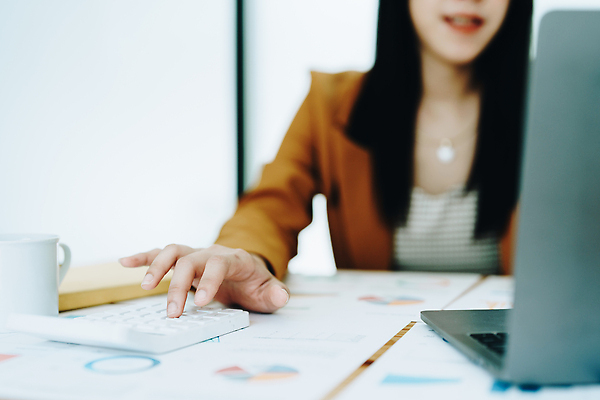 포토 JPG 해외이미지 종이 백그라운드 컨셉 회사 비즈니스 한명 사람 금융 컴퓨터 사무실 펜 미국 계산기 작업 비즈니스우먼 절약 계산 계획 책상 분석 보고서 서식 문서 투자 결제 법 수익 회계 월급 대출 계좌 세금 수입 예산 정부 환불 회계사 해외202309 해외포토 직업 1 여자 가구 북아메리카 문구용품 경제 전자제품 필기구 장비 직장인 파일형식