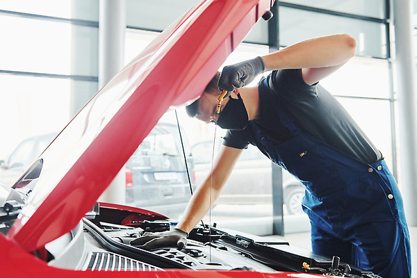 포토 JPG 해외이미지 남자 자동차 한명 상반신 성인 옆모습 기계 작업 오픈 기술자 수리 고장 열정 정비공 보닛 교체 자동차정비 정비소 성인남자한명만 해외202309 해외포토 직업 1 감정 육상교통 뷰포인트 사람 남자한명만 성인남자만 파일형식