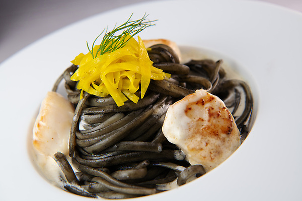 포토 JPG 해외이미지 접시 유럽 음식 잉크 파스타 스파게티 어류 요리 사람없음 식당 요리사 검은색 식사 저녁식사 이탈리아 흰색 이탈리아음식 맛 지중해 먹기 해산물 오징어 지역 레시피 점심식사 세피아 페투치네 맛있는 해외202309 해외포토 직업 식기 나라 바다 컬러 컨셉 모션 연체동물 서양음식 촬영기법 상점 수중동물 파스타면 파일형식