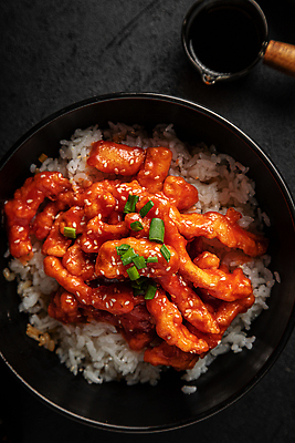 포토 JPG 해외이미지 접시 음식 부분 밥 검은배경 요리 동양인 사람없음 세로 식당 식사 저녁식사 치킨 중국 사발 달콤 메뉴 매움 점심식사 맛있는 해외202309 해외포토 식기 아시아 백그라운드 인종 상점 검은색 사기그릇 맛 닭고기요리 파일형식