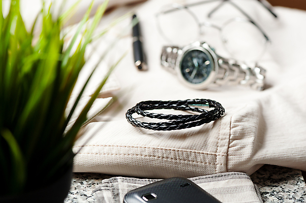 포토 JPG 해외이미지 바지 팔찌 사람없음 아웃포커스 소프트포커스 가죽 손목시계 오브젝트 해외202309 해외포토 시계 장신구 하의 촬영기법 파일형식